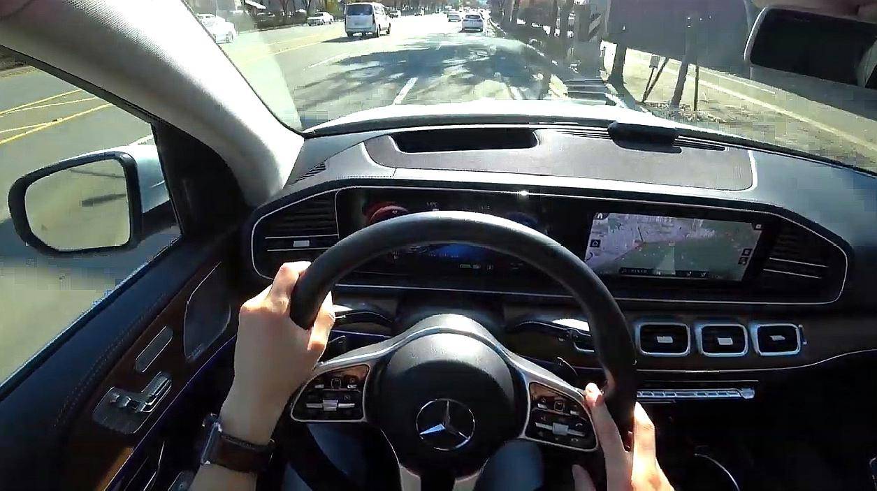 晚上开车光线刺眼怎么调整,开车时光线太强怎么办