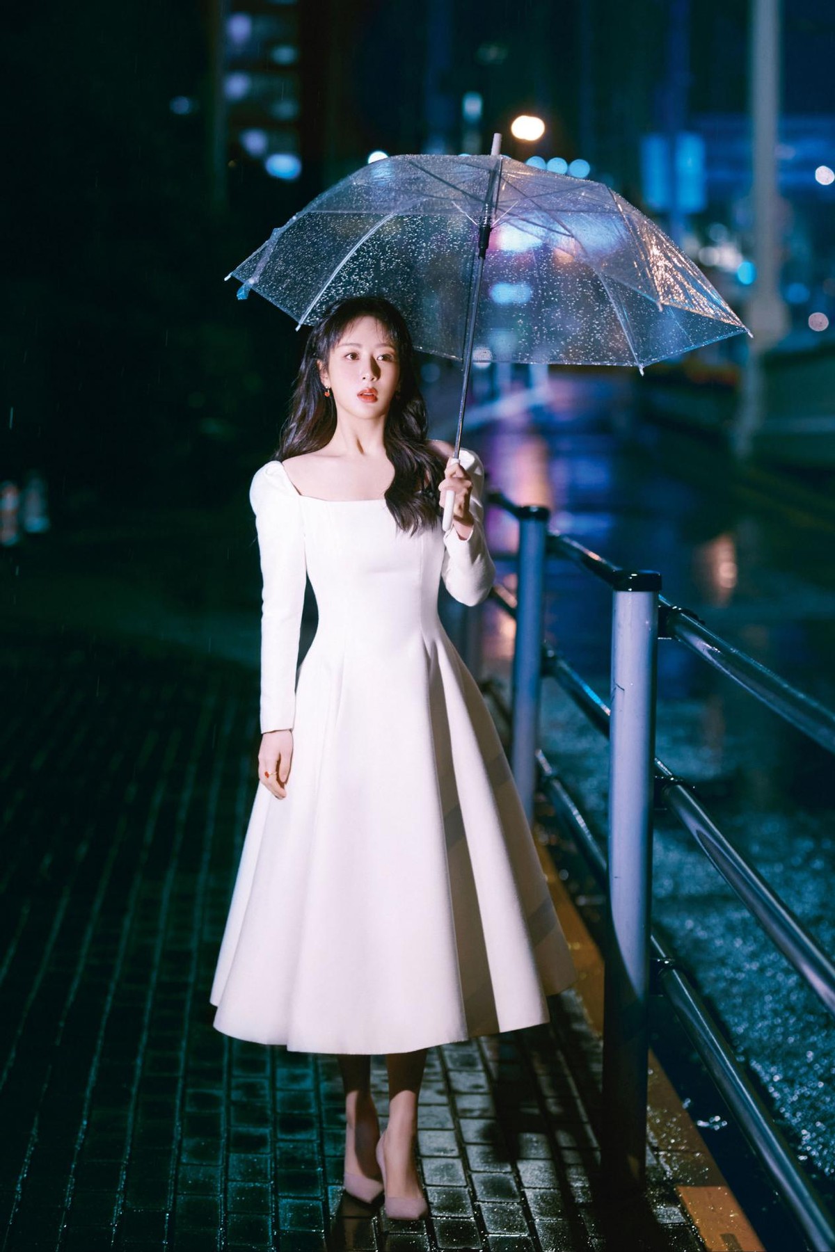 杨紫近期长发披肩同款发型,杨紫白色纱裙配公主头造型