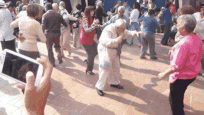 社会丨撞树、火烧、上吊…我国中老年硬核养生法，究竟有多野？