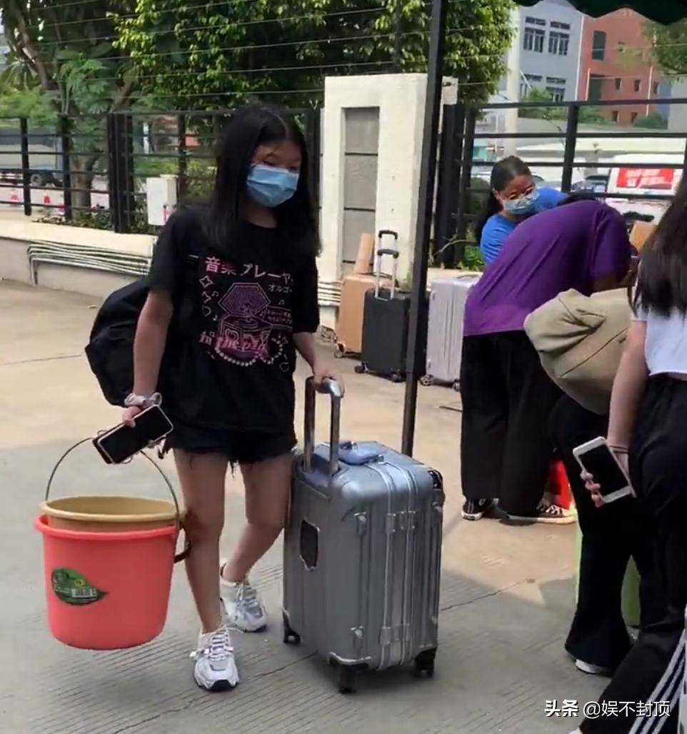 为什么五金厂工资比电子厂高,电子厂全是年轻人