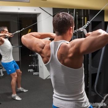 背肌倒三角训练的王牌动作,倒三角体型怎么改善背肌状态