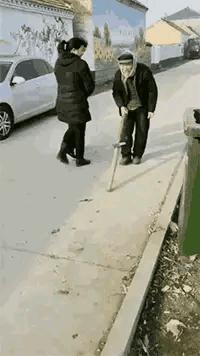 “如果这群女混混*攻围**我,我会舌战群儒!”你会怎样脱困?