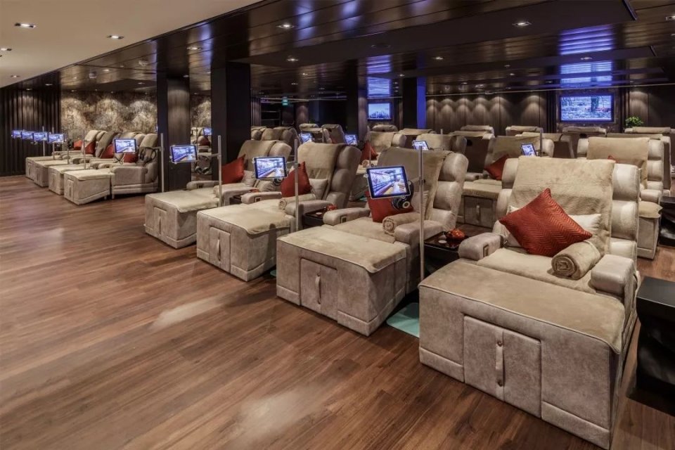 世界梦号内部游览过程 (探索梦号邮轮参观攻略)