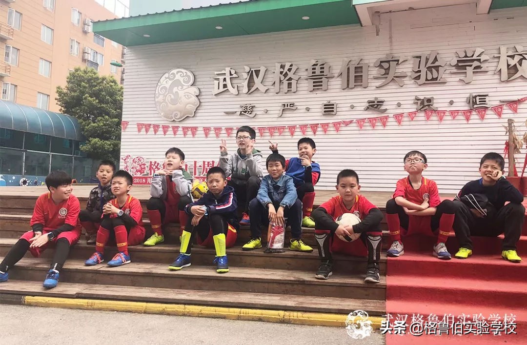 绿茵赛场展雄风,鼎足足球