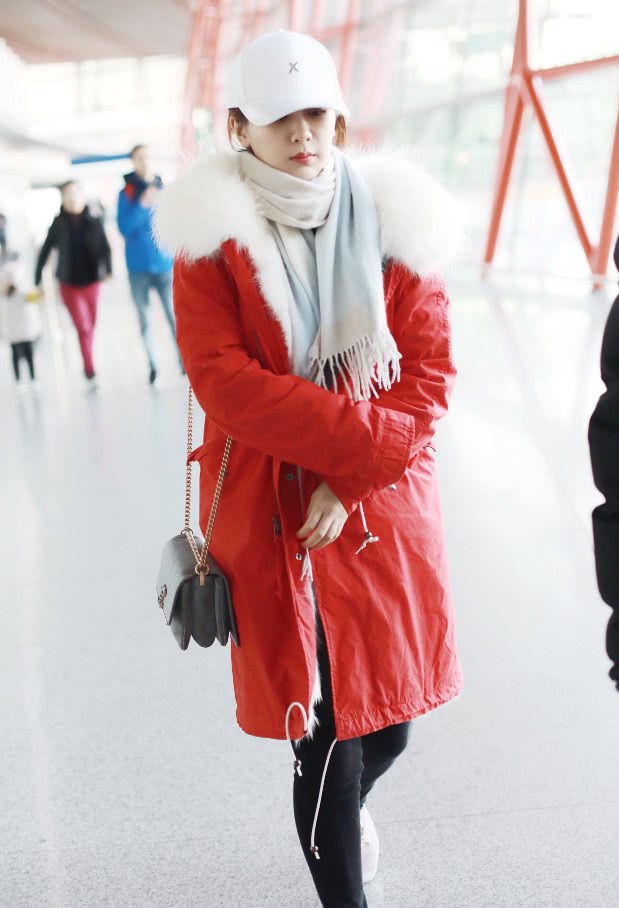 杨紫的鞋底沾上了“口香糖”，走路都不开心了，真想帮她抠下来！