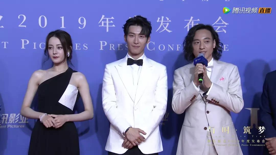 热巴瘦到极致,热巴黑色吊带锁骨突出