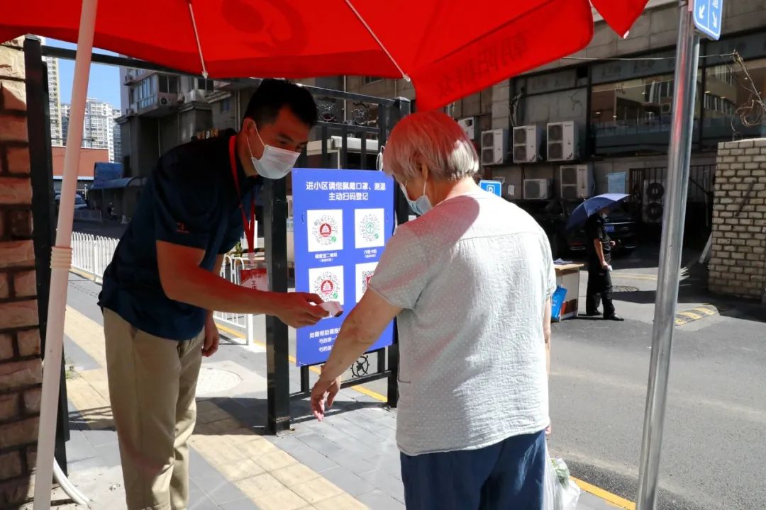 他们坚守在疫情防控一线,防控疫情他们在风雪中坚守