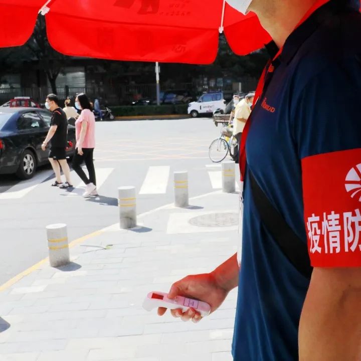 他们坚守在疫情防控一线,防控疫情他们在风雪中坚守