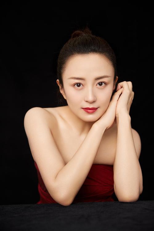 她意外怀孕但被她的男人抛弃,女人意外怀孕找不到亲生父亲