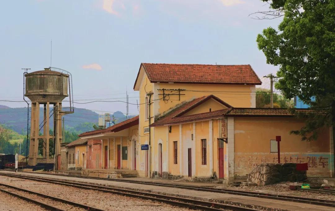 还记得朱自清的荷塘月色吗,朱自清火车站背影原型照片