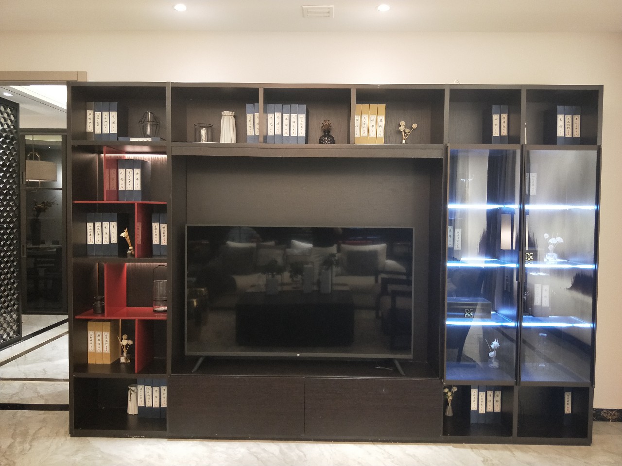 穿梭在时尚现代的雅致里，流连在金诚永信的格调中！