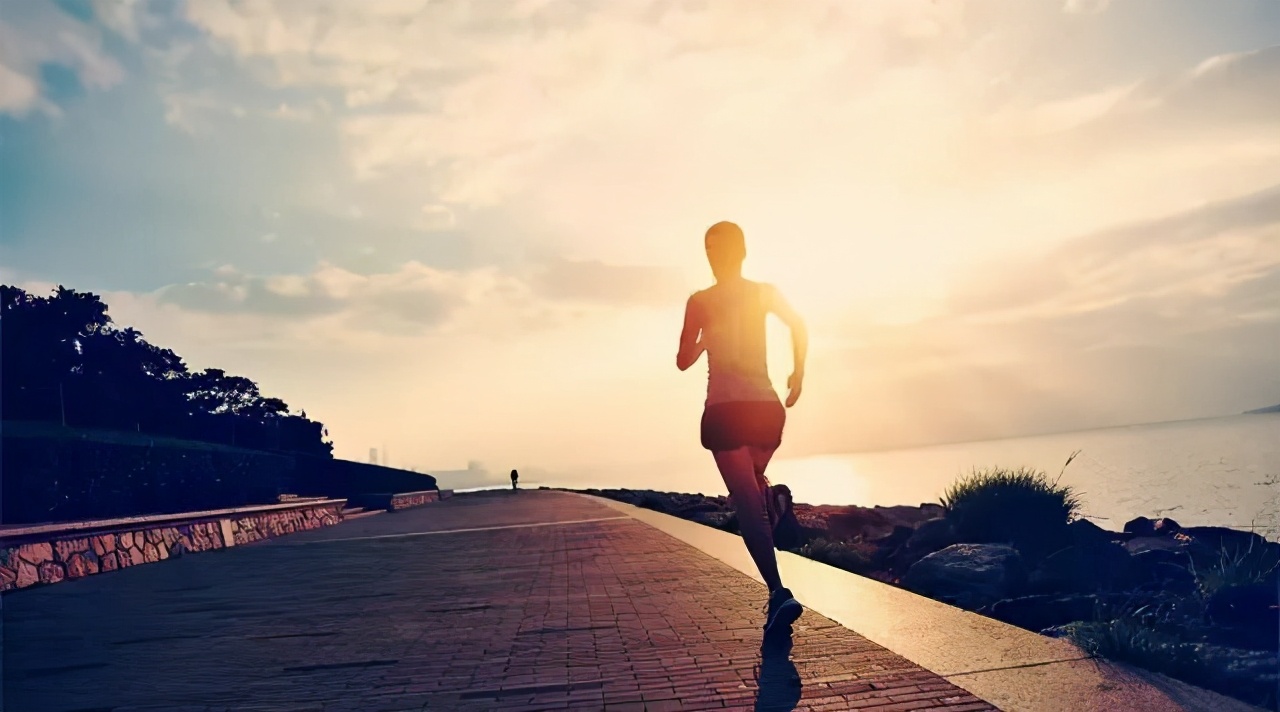 错误跑步姿势造成的危害,正确的跑步姿势远离跑步膝