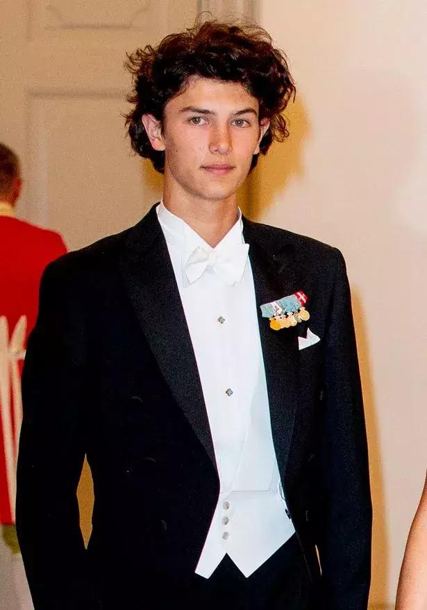 全球最帅王子18岁净身出户，上海打工赚钱：生来是王子，太惨了