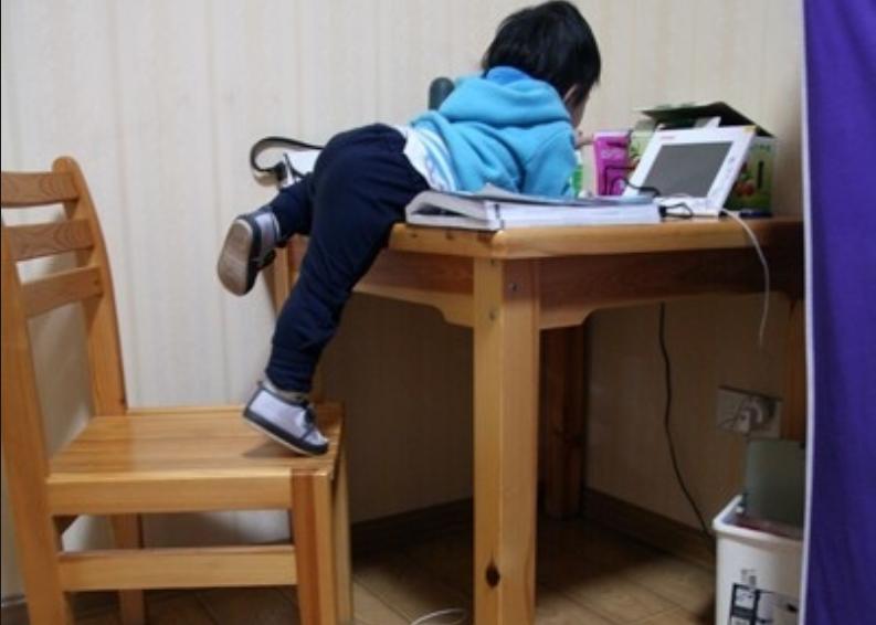 宝爸带娃，致宝妈毕业证被涂画，该吊打宝爸，还是父子跪搓衣板？