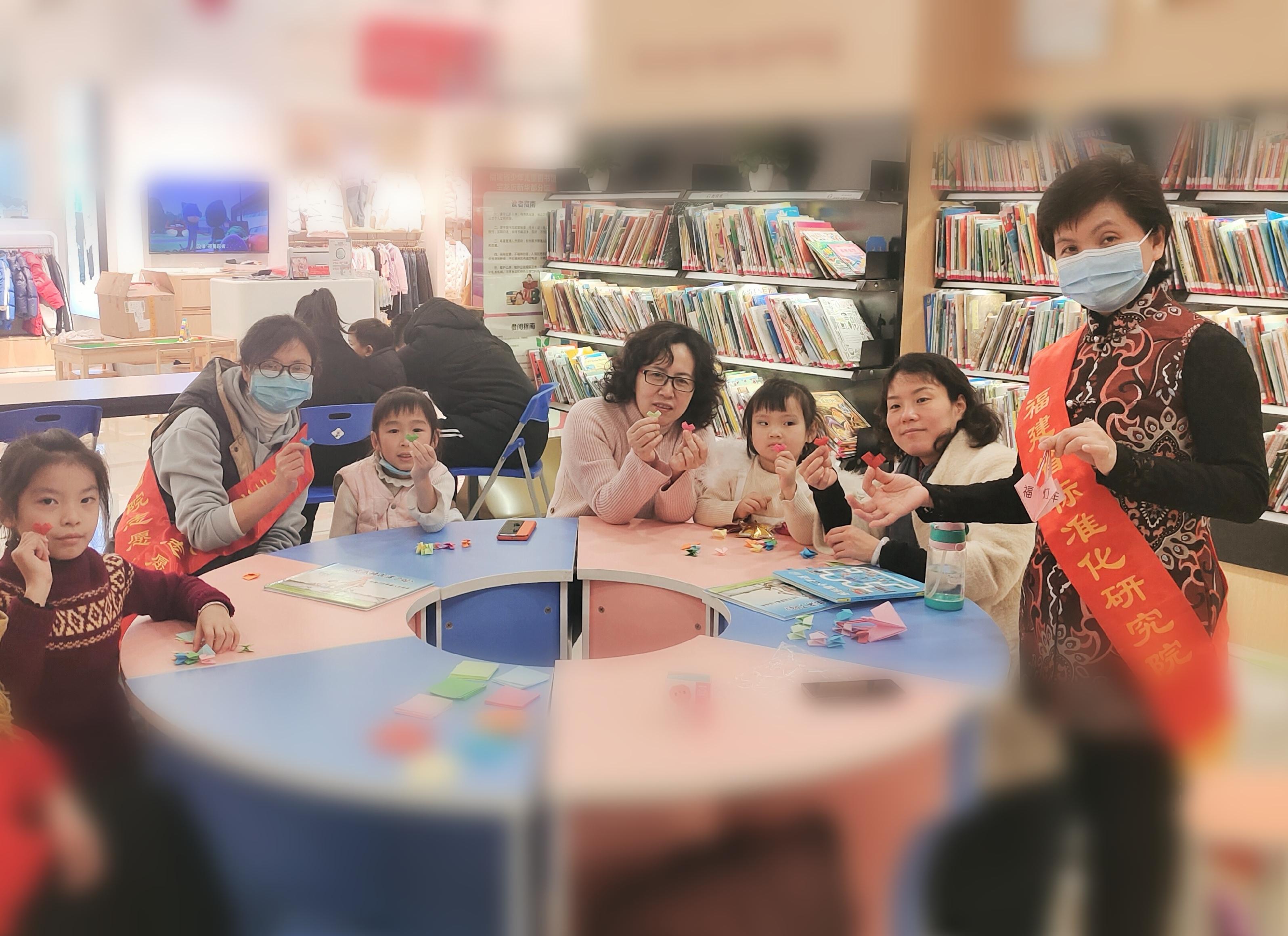 心连心传递爱--《爱心连环彩虹桥》亲子纸艺DIY公益活动举办