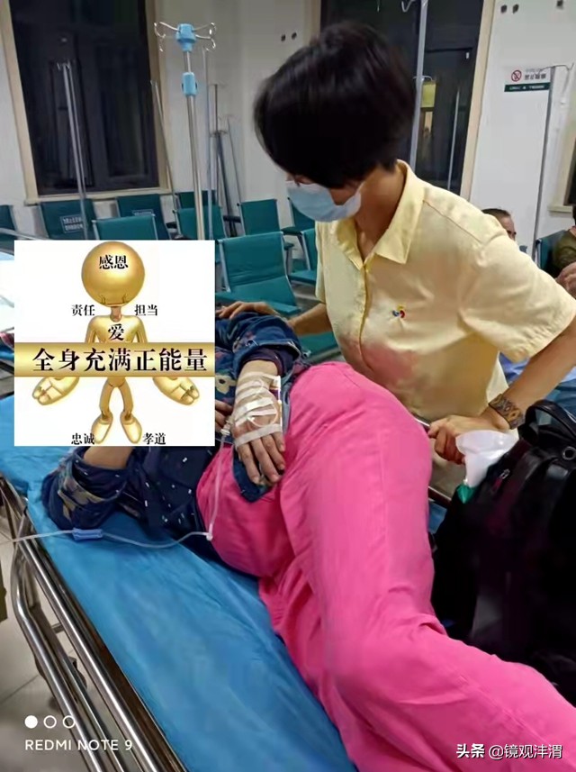 暖心小区众人合力救助倒地老人,暖心老人公园摔伤众多市民救助