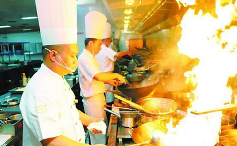 炒菜粘锅问题教你一招,炒菜老是炒不好吃什么原因