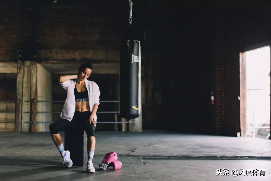 *窥偷**女神AdrianneHo的ins照片,我仿佛打开了新世界的大门……