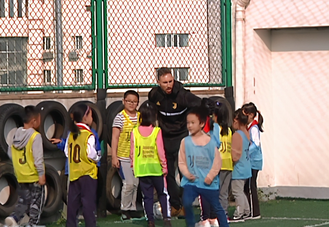大连足球外教走进校园,西班牙足球外教进校园