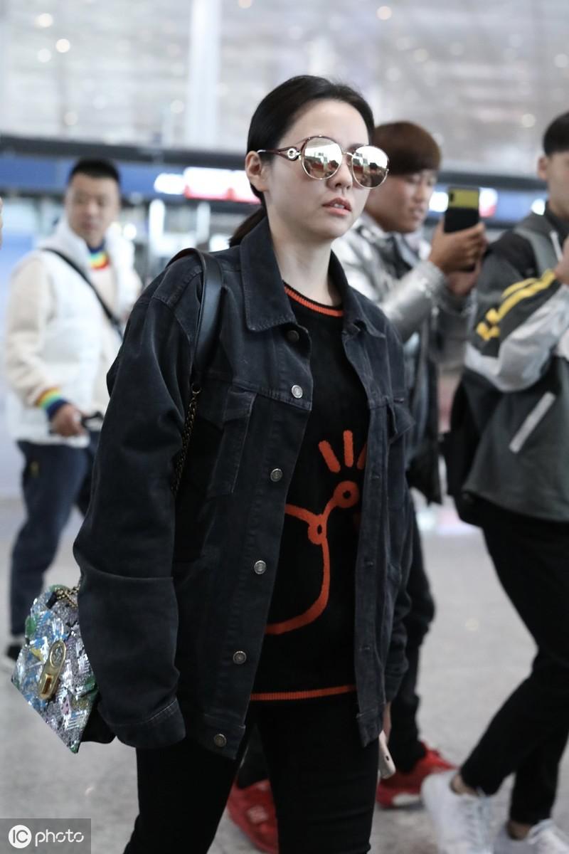 张靓颖的机场穿搭,张靓颖机场街拍蓝色平底鞋