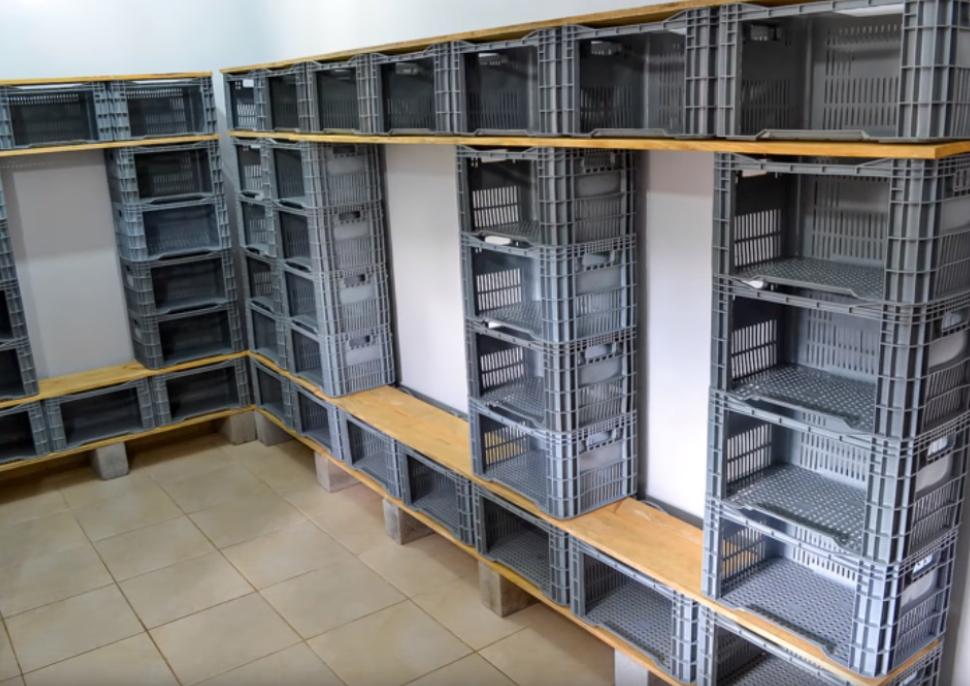 卖水果剩的塑料筐，老公堆在墙角做个L型衣帽间，还挺像回事的