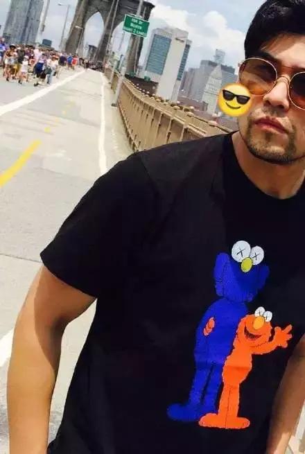 优衣库kaws联名连帽卫衣,优衣库联名kawst恤