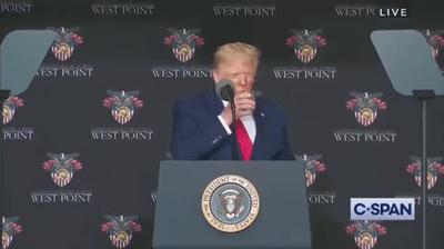 特朗普右手现大片瘀伤，坊间猜测他在秘密治病