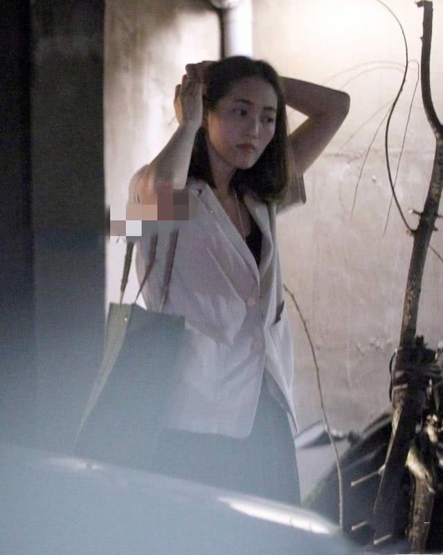 余文乐开古董豪车带妻子现身街头,余文乐晒与老婆合影