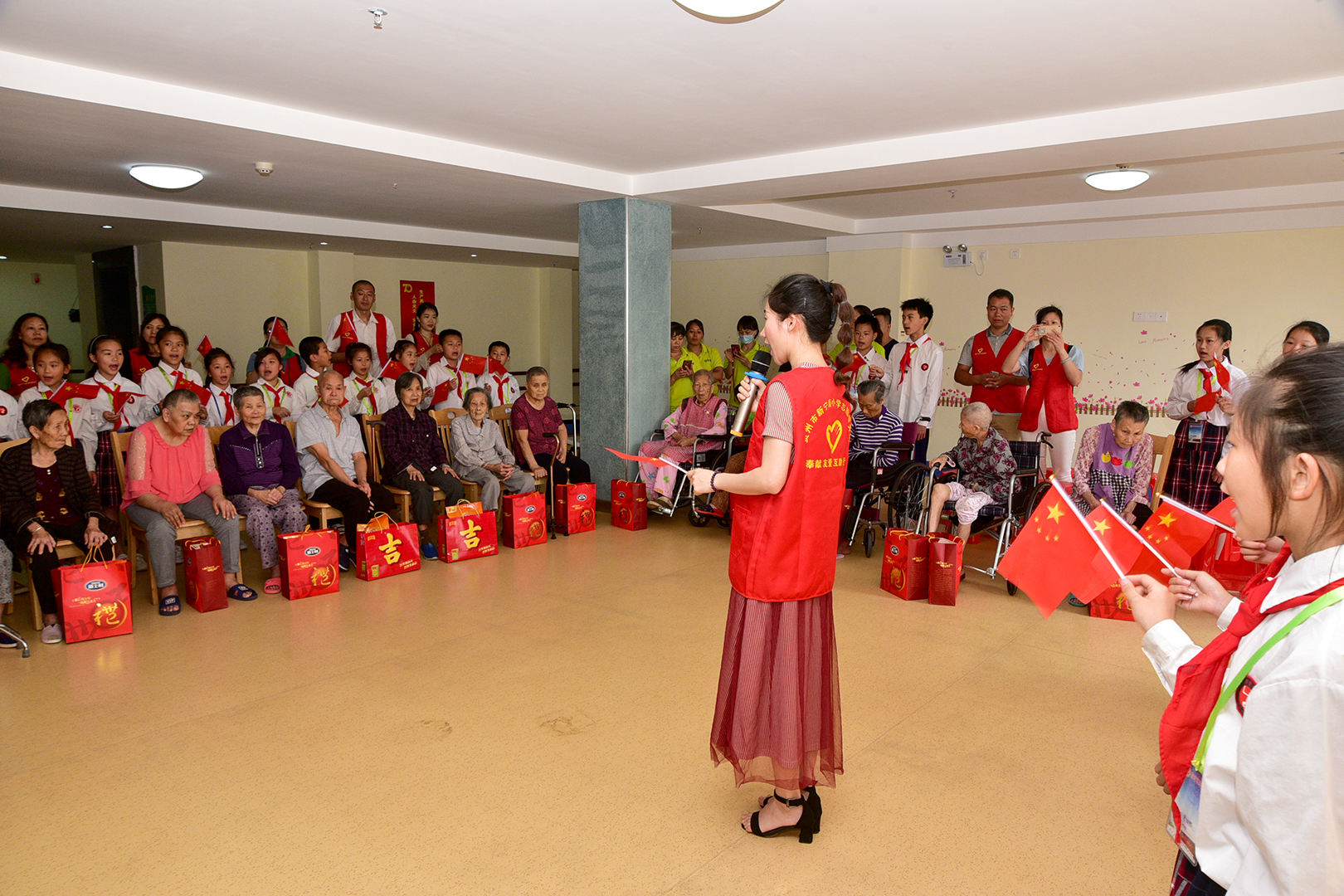 小学敬老孝贤月活动总结,尊老敬老教育活动报道