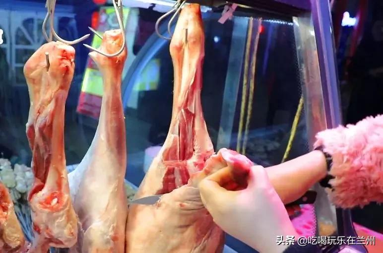 南关夜市这家烤肉，老板12岁出门打拼，烤肉就做了20多年