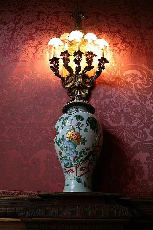 17岁抛夫弃子，一个用身体换金钱的*女妓**，凭什么有名有利？