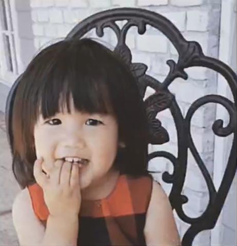 何洁三胎后素颜,何洁晒三胎女儿正面