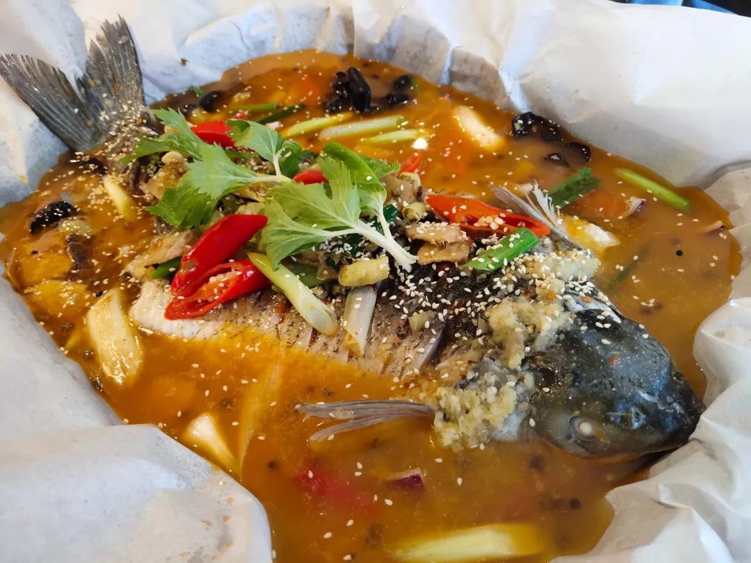 丽江最好吃的纸包鱼,丽江网红烤鱼