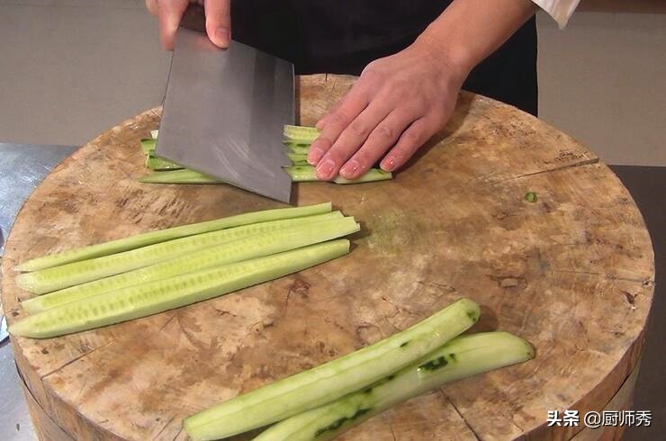 一盘凉拌黄瓜清爽美味又好吃,黄瓜炒木耳的做法有哪些