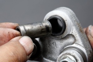 摩托车后避震软会怎样,踏板摩托车避震异响