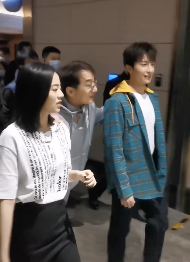 成龙宣传电影腰伤,成龙腰伤复发走路图片