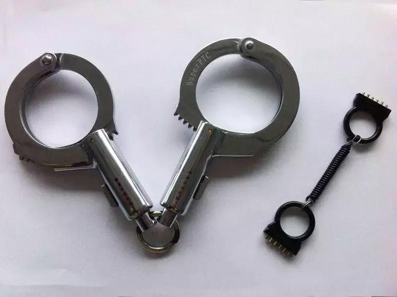 手铐打不开找警察帮忙,手铐打不开求助消防员