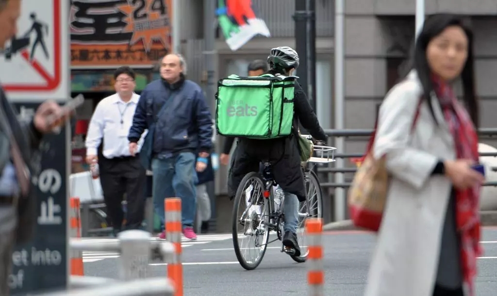 他们在70岁步行送外卖，长寿意味着工作到死