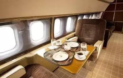 美国富豪“淫媒”死亡，“*奴性**岛”牵涉多少政要权贵？