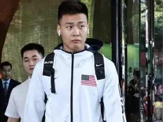 美国男篮球员穿外套,男篮队员穿美国队服