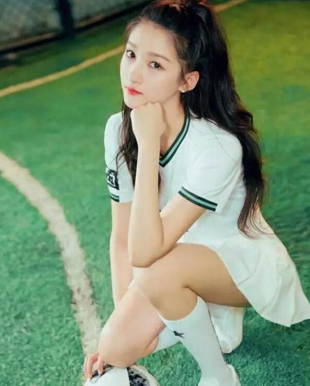 关晓彤踢球照片,关晓彤足球照