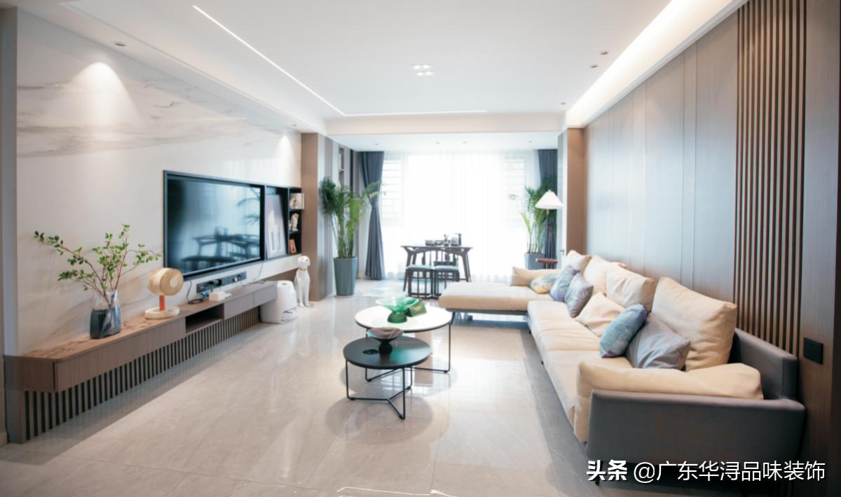 黑白灰太低调，亮色太花，客厅色彩怎么搭？看看这8套绝美客厅