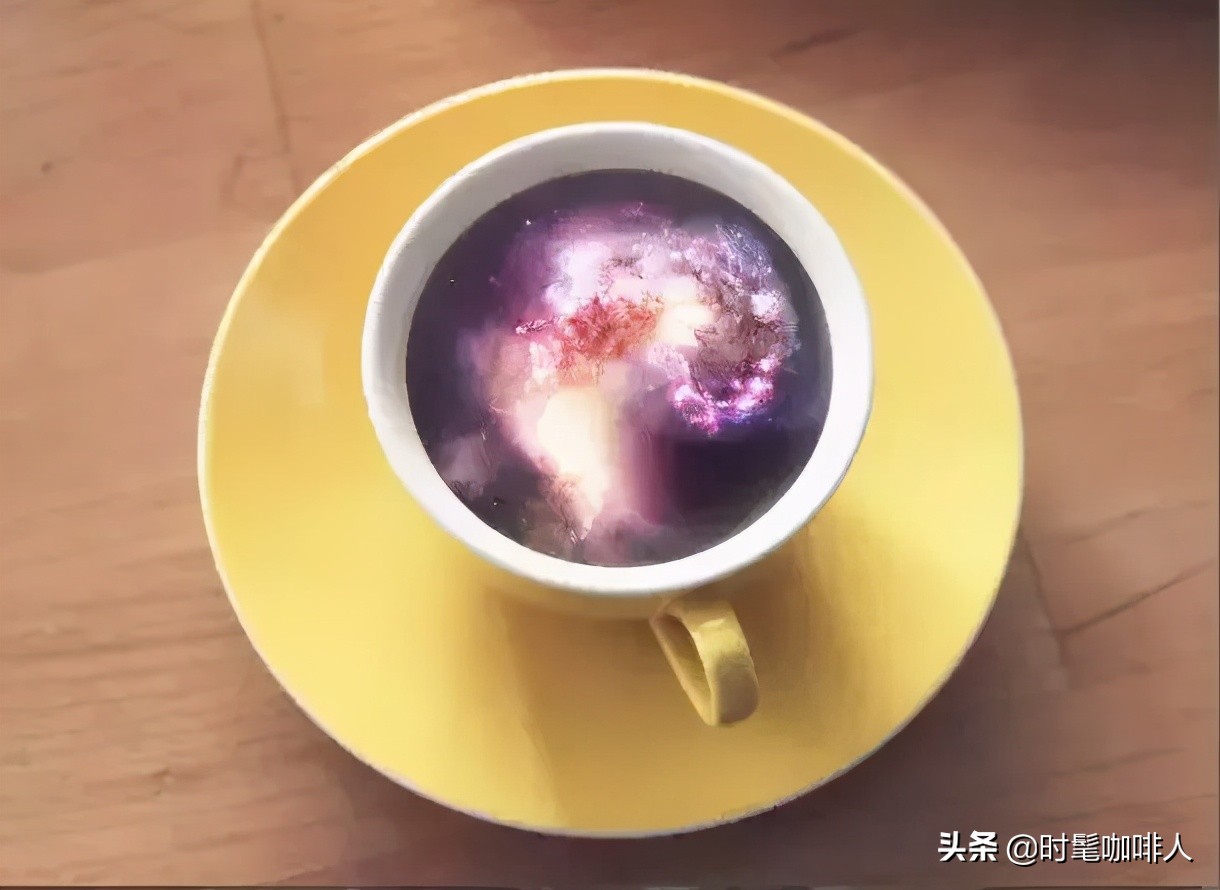 你的杯子里有星空,你的咖啡杯熟悉的气味