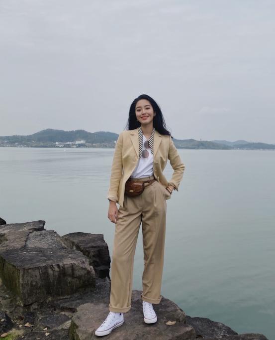 杨采钰吊带裙穿搭图,杨采钰身穿小皮衣化身时髦精