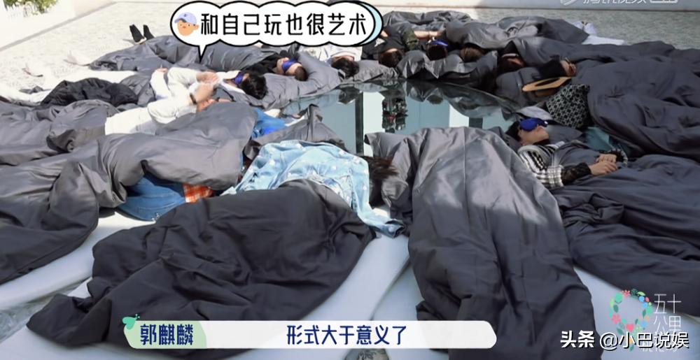 精致过头？桃花坞村长打篮球，热身活动让人等不及，剪指甲至于吗