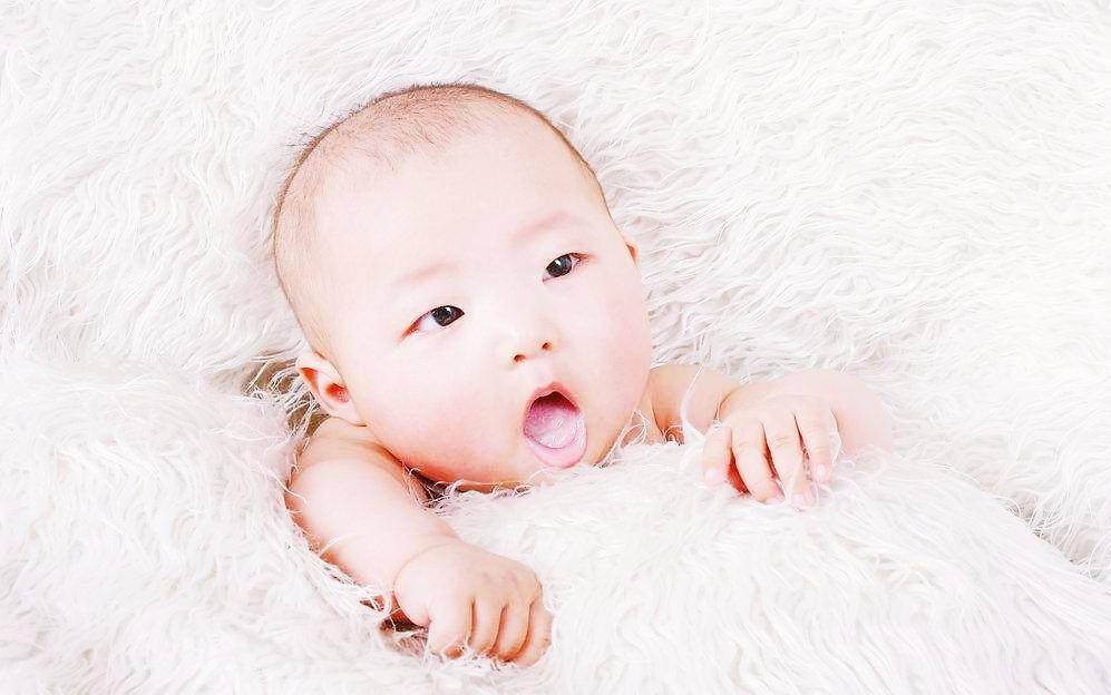 宝宝睡觉总是滚来滚去的怎么回事,宝宝睡觉总是乱动怎么解决