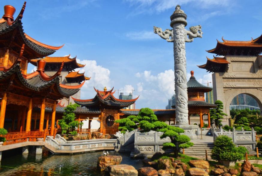 广西布达拉宫，供东南亚第一铜佛，地基挖出超大原石，建造者成谜