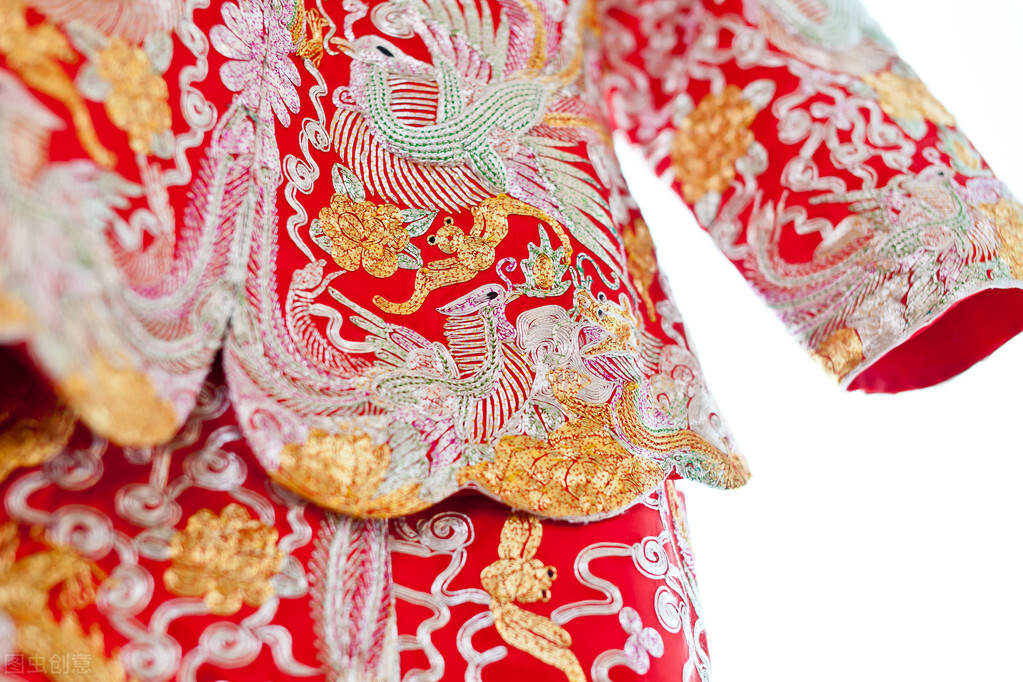 60岁阿姨被缝线针戳破膝盖,引发感染,住院治疗1个月