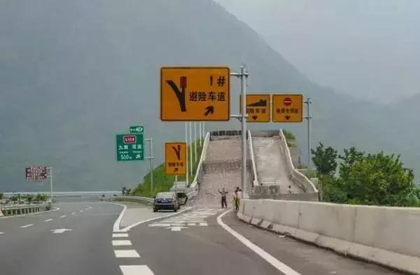 高速刹车失灵可不可以慢慢拉手刹,刹车失灵换空挡拉手刹正确吗