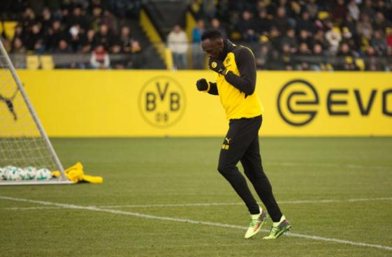 博尔特现在在踢足球还是打篮球,博尔特为什么巅峰期退役